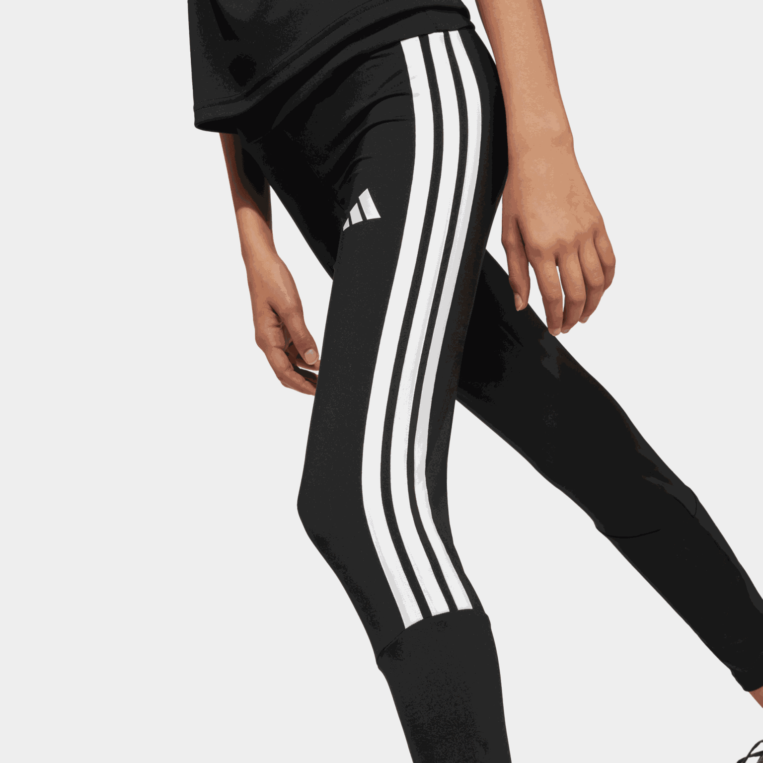 Train Essentials 3-Stripes Leggings, nuorten treenitrikoot - full image 3